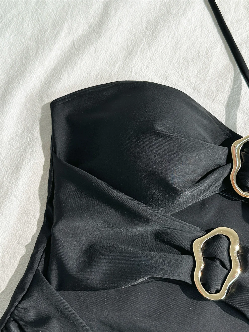 مثير الجوف خارج الأسود بيكيني المعادن تقليم عارية الذراعين العصابة لباس سباحة المرأة قطعة واحدة ملابس السباحة سلسلة ملابس عطلة وتتسابق