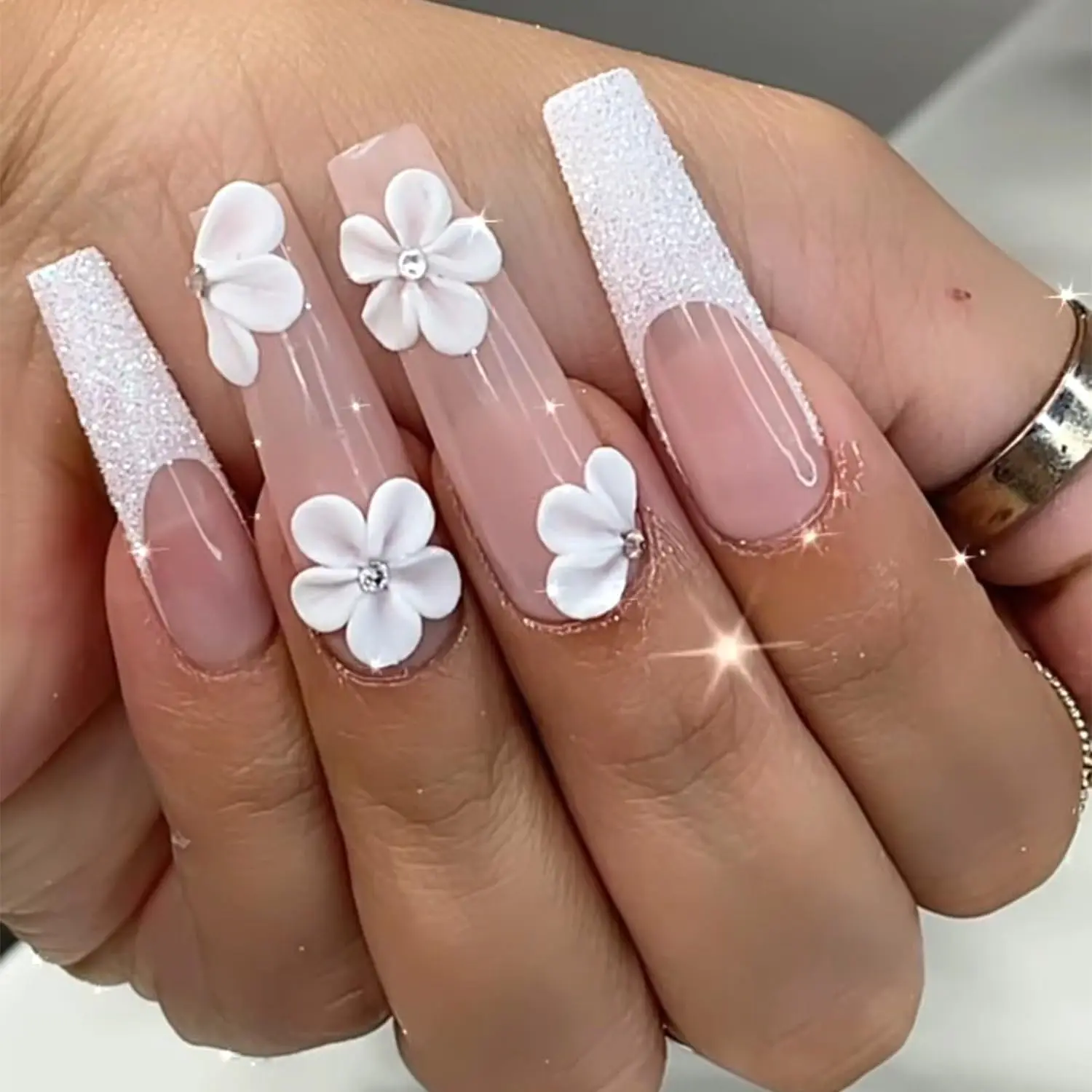 ชาร์มตกแต่งเล็บลายดอกไม้สีขาวสำหรับงานแต่งงานและงานปาร์ตี้ 150 ชิ้น ประดับด้วยเพชรเทียมหลากสีและลูกปัดเหล็กสีทอง ดีไซน์กลีบดอกไม้สำหรับตกแต่งเล็บอะคริลิค