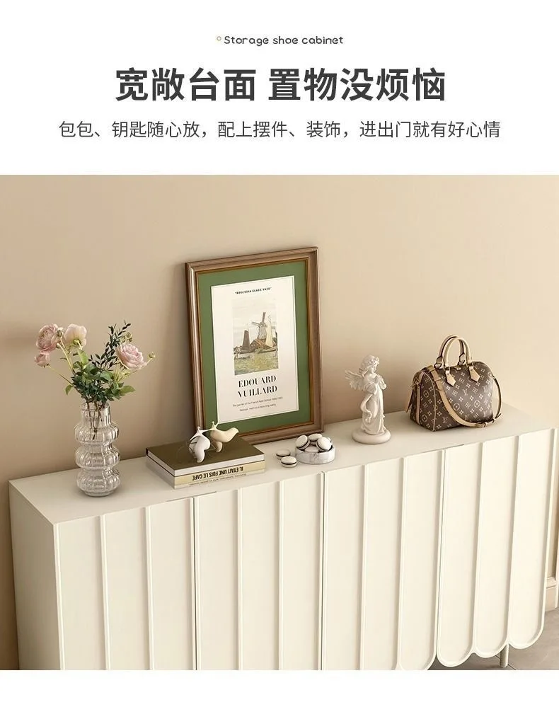 خزانة أحذية على الطراز الكريمي، باب المنزل على الحائط، خزانة مدخل ضيوف المشاهير على الإنترنت، جانب ضيق كبير