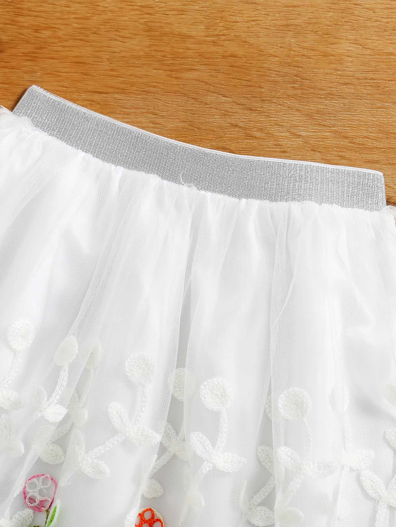 تي شيرت صيفي للفتيات مكون من قطعتين بلون سادة بدون أكتاف مع تنورة شبكية مطرزة بالزهور طقم كاجوال