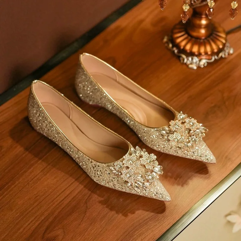 Zapatos planos de Color champán para mujer, zapatos de tacón bajo plateados con diamantes de imitación para boda y novia, puntiagudos, otoño y verano