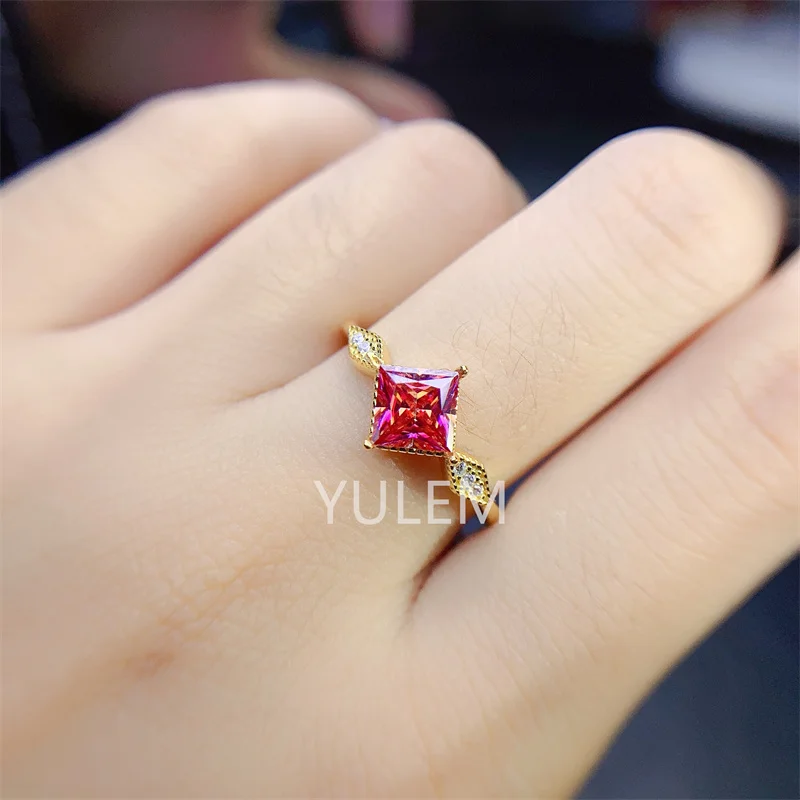 Red Princesscut Moissanite Ring Delivery S925 Silver 1 Carat Luxury Rings Women Birthday Gift Jewelry