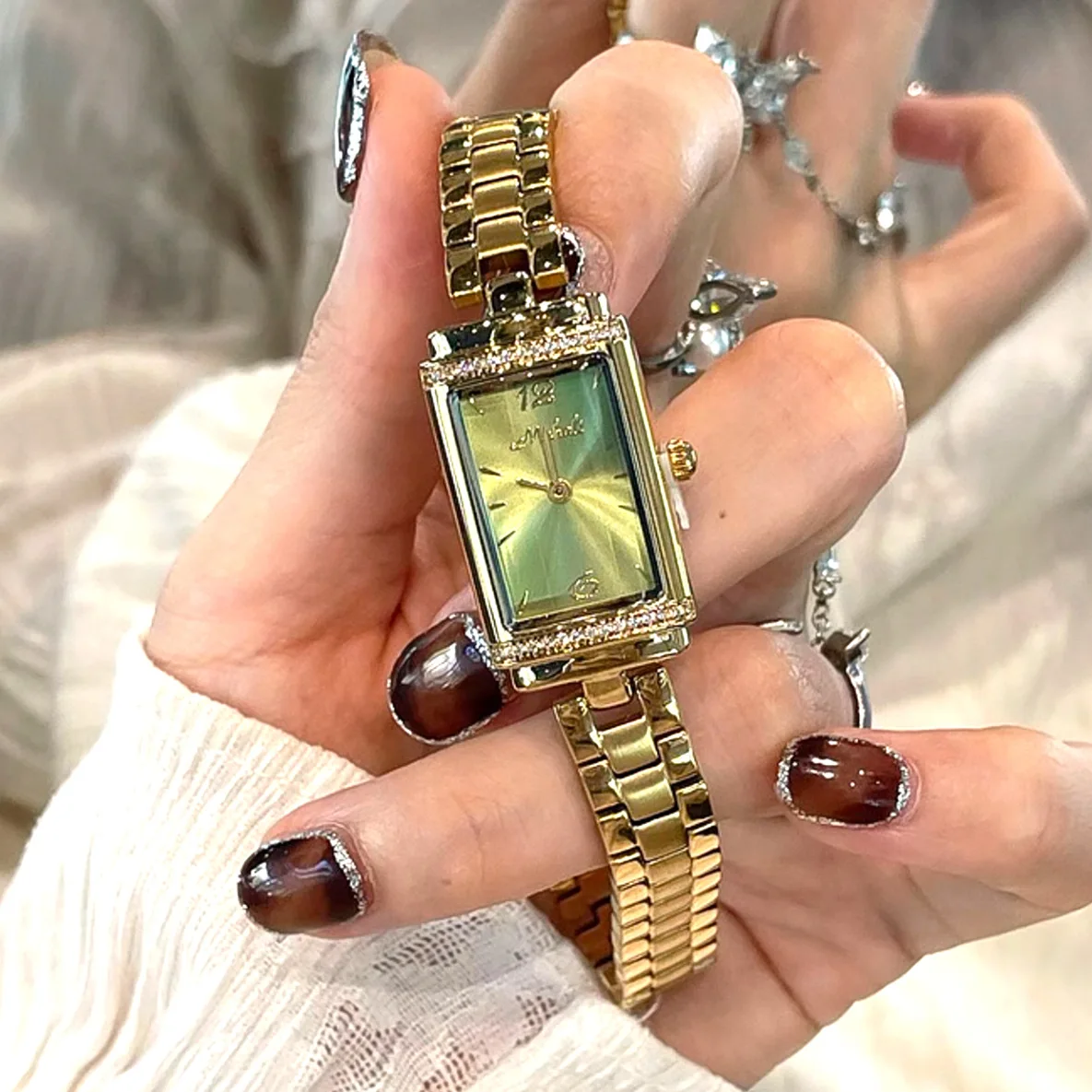 Quadratische Damenarmbanduhr mit Stahlarmband im gleichen Stil، ein modisches und luxurieszes Accessoireleri Damen. #3