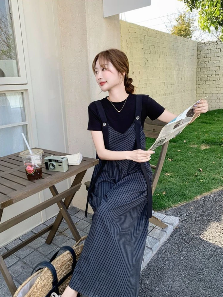 

Новинка 2026: Женский шикарный комплект из полосатого комбинезона свободного кроя и черной футболки – комфортный комплект из двух предметов