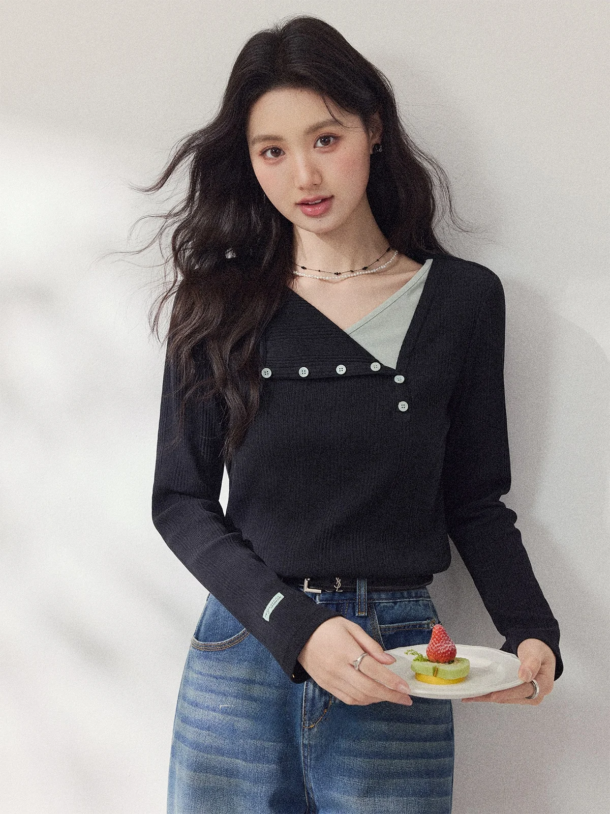 

Женская свободная футболка с длинным рукавом и воротником, черная, с контрастными вставками и подплечниками, весна 2026, модная, с завышенной талией, стандартный крой