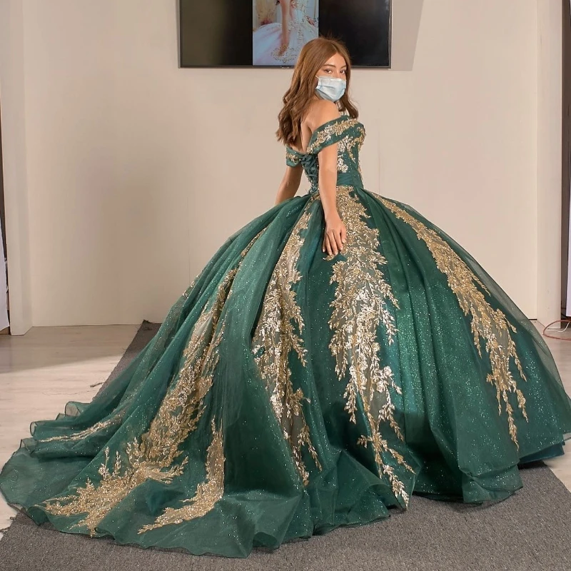 

Blackish Green Shiny Tulle Quinceanera Dresses Off the Shoulder Beads Gold Applique Lace Ball Gown Sweet Sixteen Dress Gowns ves