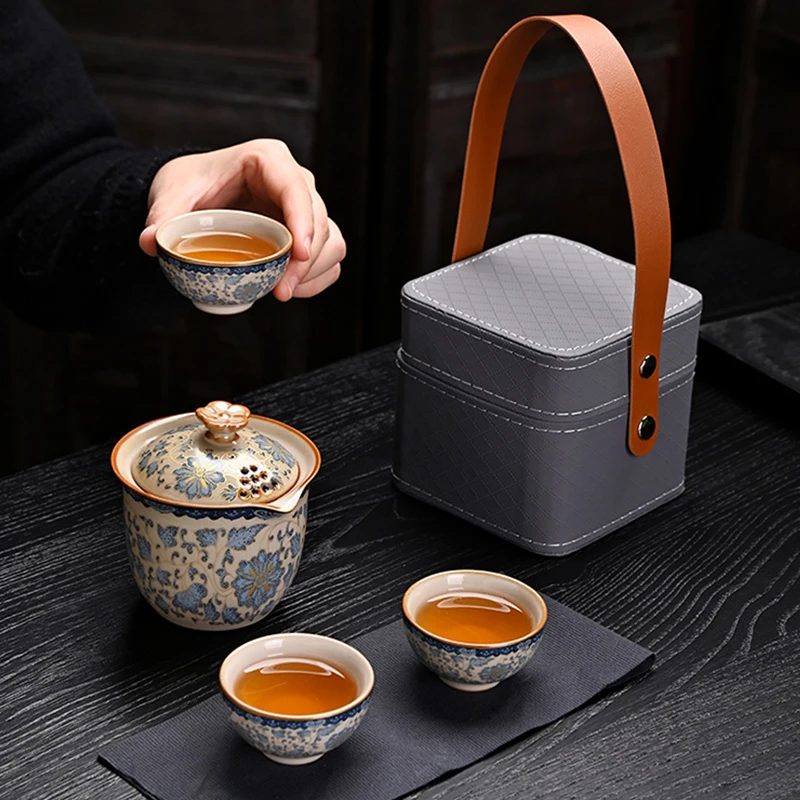 

Сине-белый фарфоровый дорожный чайный набор для церемонии Кунг-фу с узором лотоса: 1 чайник, 3 чашки и компактный футляр