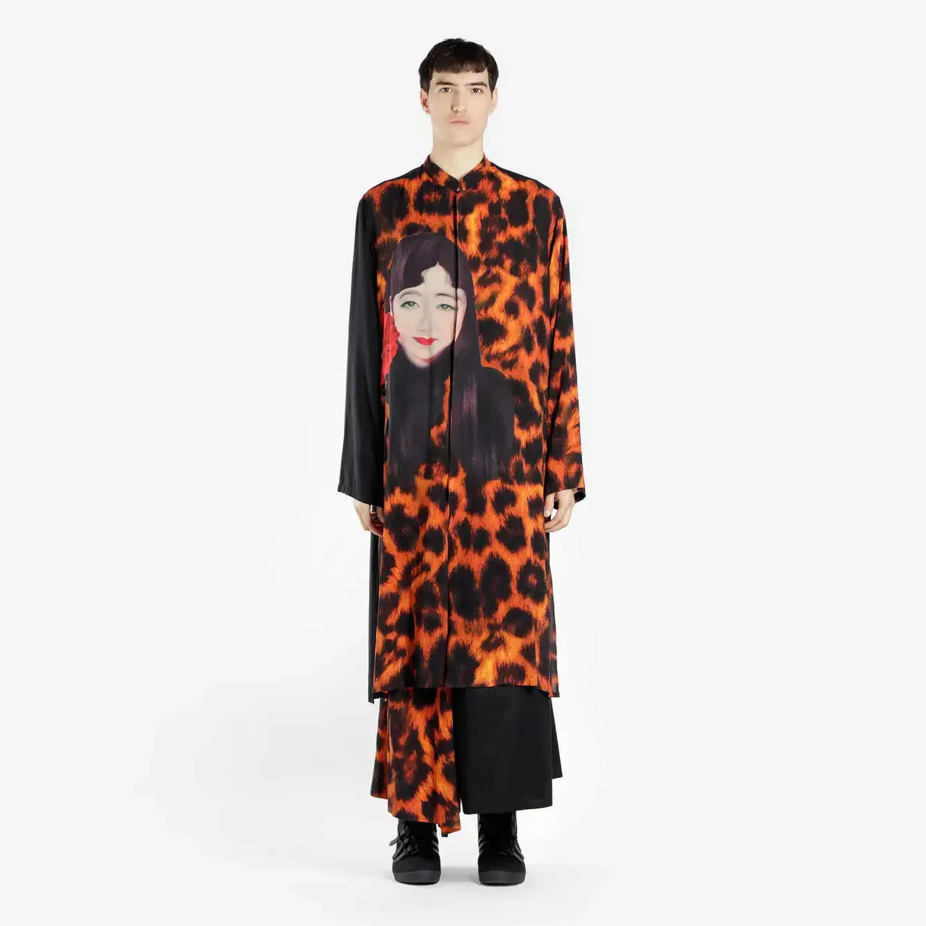 

YOJI OOAK LEAPORDBLOUSE Шелковая длинная рубашка с леопардовым принтом в Парижском подиуме, силуэт халата