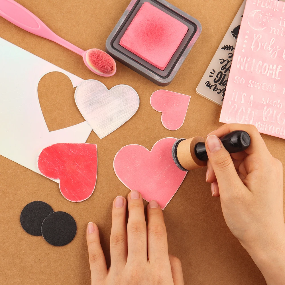 Dischi abrasivi per creare un look shabby e indossato sulla creazione di cartoline di carta vetrata a grana media per rimuovere punte di colore durante la lavorazione