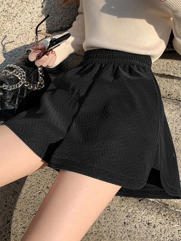 Pantaloncini in pelle jacquard Design Sense da donna in autunno pantaloni corti a vita alta elastici sottili casual larghi e versatili