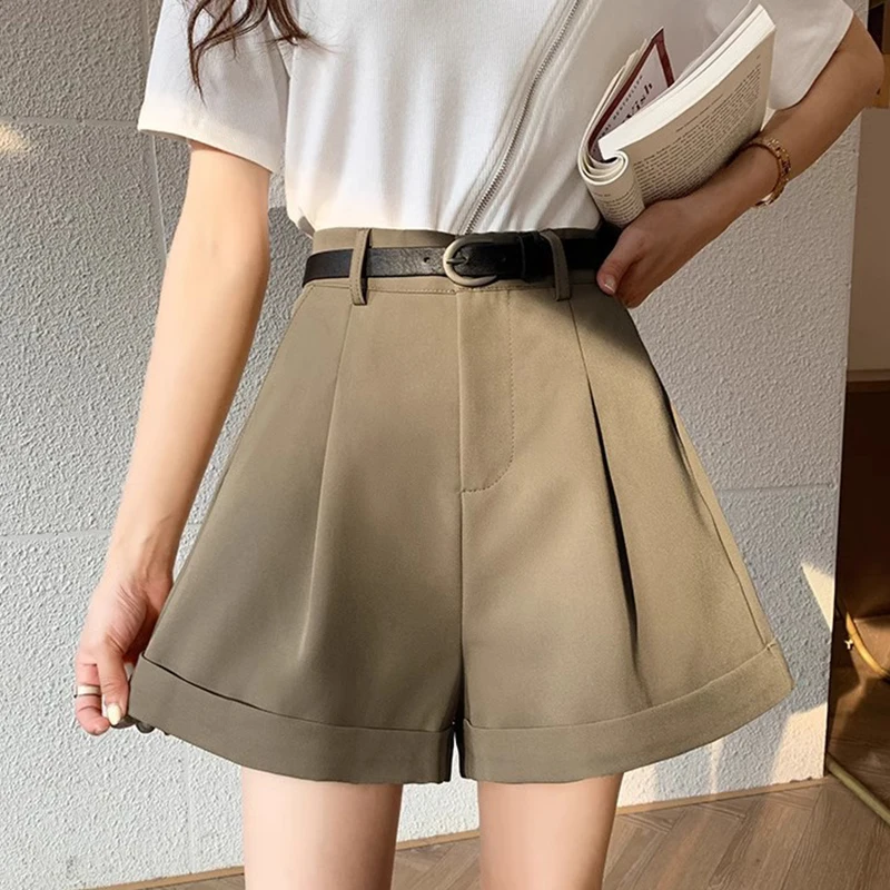 Pantalones cortos coreanos de pierna ancha para mujer, novedad de 2025, pantalones cortos holgados fruncidos con dobladillo enrollable, pantalones cortos informales lisos que combinan con todo