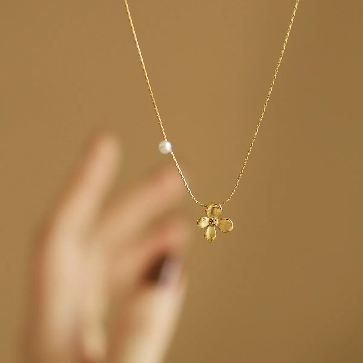 Schicke, trendige Edelstahl-Halskette mit süßem Blumen-Anhänger, Sommer- und Alltagsschlüsselbein, modischer Feenschmuck für Frauen