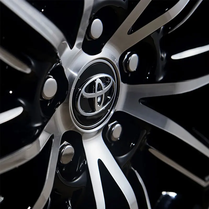 56/62 مللي متر سيارة عجلة مركز محور قبعات حافة قبعات يغطي شعار لتويوتا RAV4 كورولا كامري الحدود سوبرا C-HR هايلكس تاكوما برادو