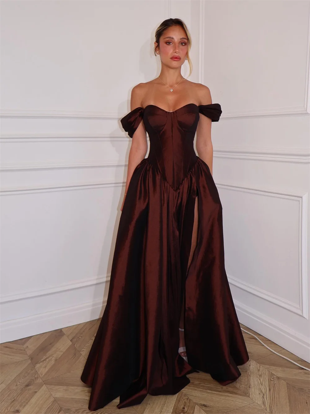 Vestido de Noche Elegante Sansa Personalizado, Corsé de Satén Marrón Oscuro con Hombros Descubiertos y Abertura Alta, Vestido de Fiesta Chic Formal