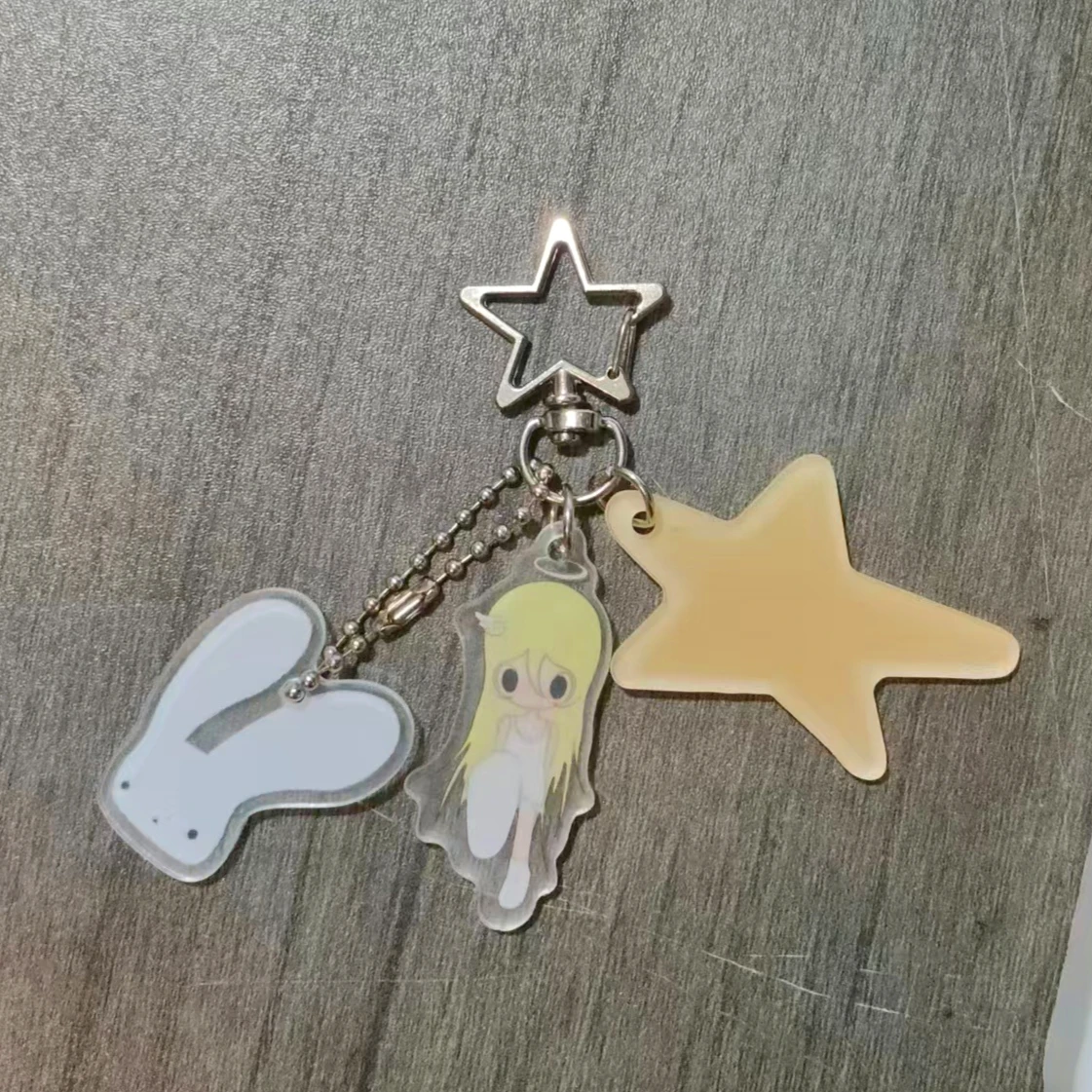 Porte-clés en acrylique Kawaii Fille Ange de Dessin Animé, Double Pendentif Étoile et Personnage, Accessoire de Décoration de Sac Y2K Mignon, Idéal pour le Quotidien