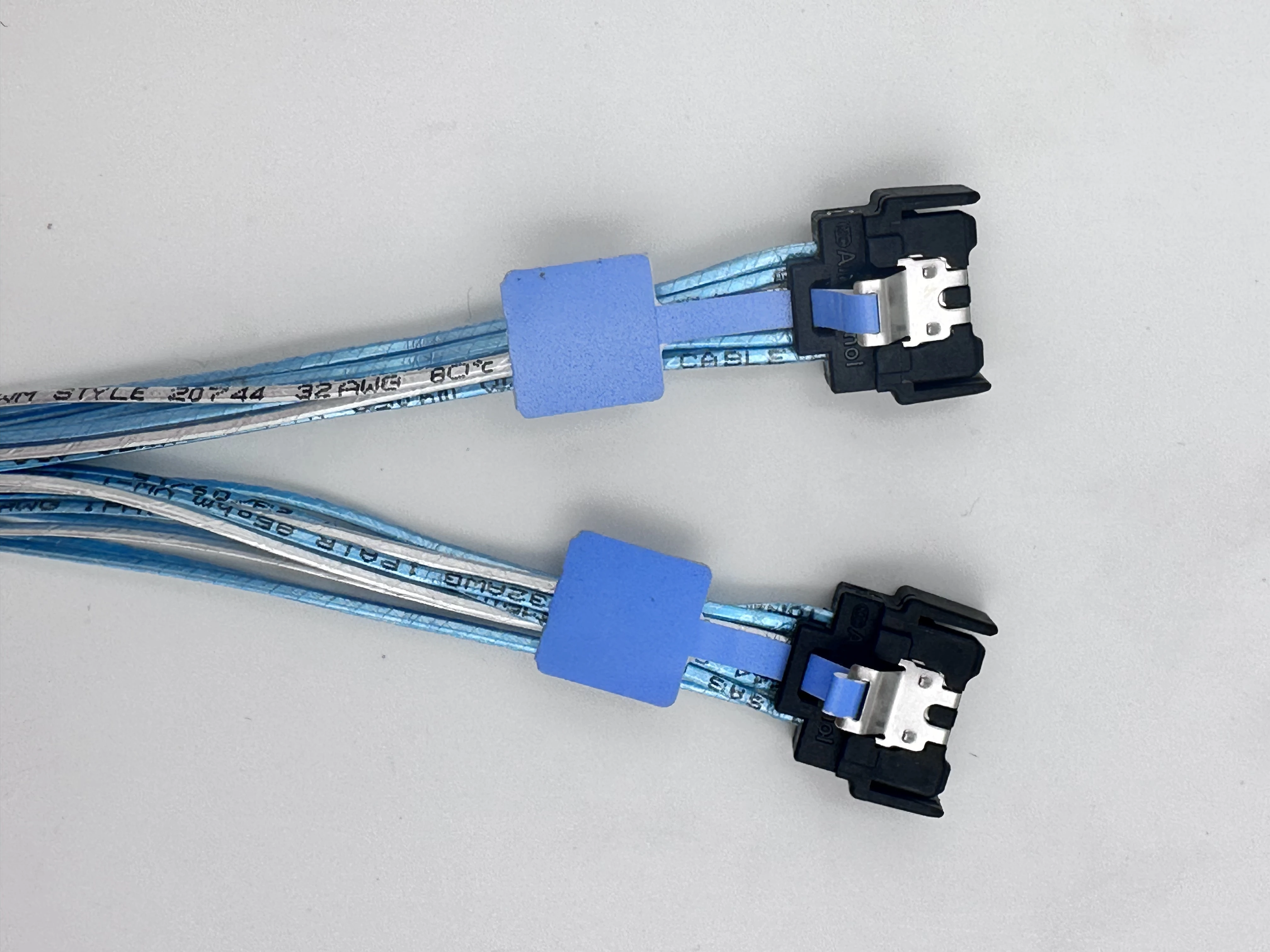 Cable PCIe 5.0 MCIO 8i a 2 puertos MCIO 4I 70CM
