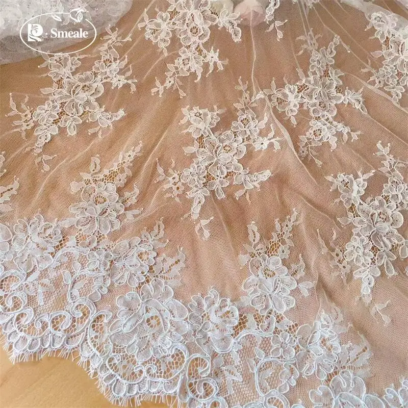 

300 СМ Х 150 СМ. Французская кружевная ткань с большой цветочной каймой и вышивкой. Ткань для свадебного платья невесты с отложным белым цветом.