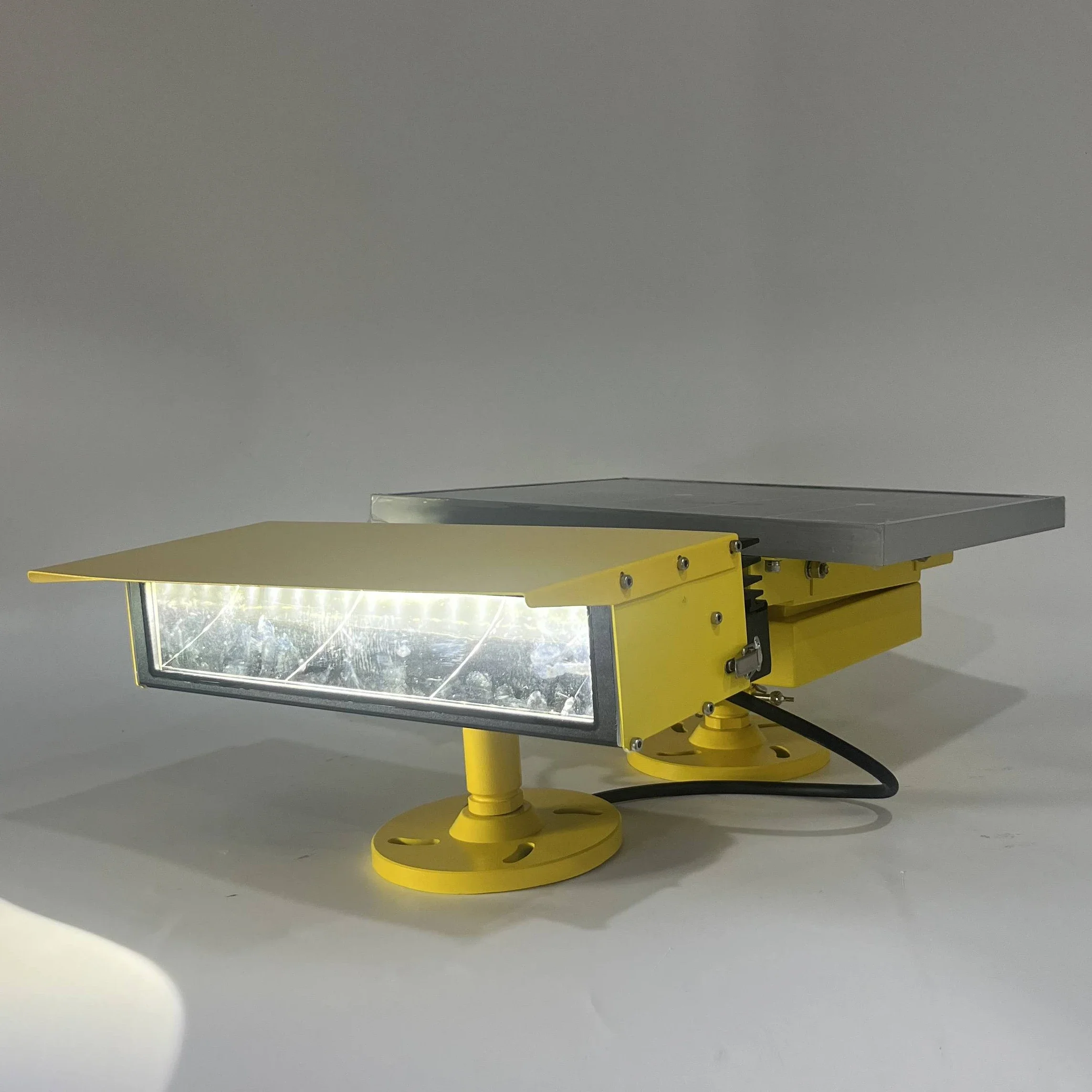 

Solar Powered Wireless Controlled LED Helipad/Heliport/Helideck Floodlight Provide an Anti-glare Visor Diffuser