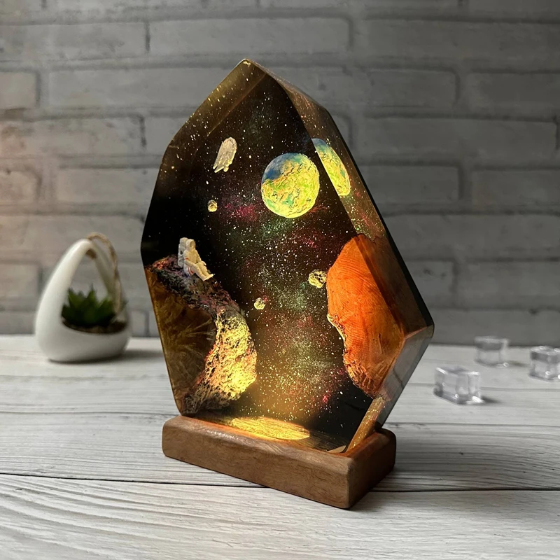 Luz de mesa de resina para exploración espacial, lámpara de decoración de arte creativo, astronautas, tema de nave espacial, luz nocturna, carga USB