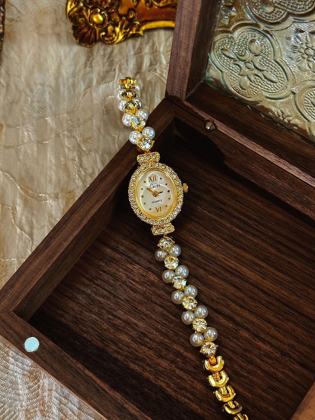 1 new gold luxury elegant exquisite compact ladies quartz watch oval case white surface with pearl diamond bracelet literary leisure simple niche ladies waterproof watch.
