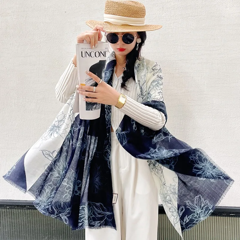 Echarpe-lavi-camere-en-velours-ultra-doux-et-ultra-grande-neutre-collection-automne-hiver-serie-esquisse-florale-motif-ring-velvet-pur