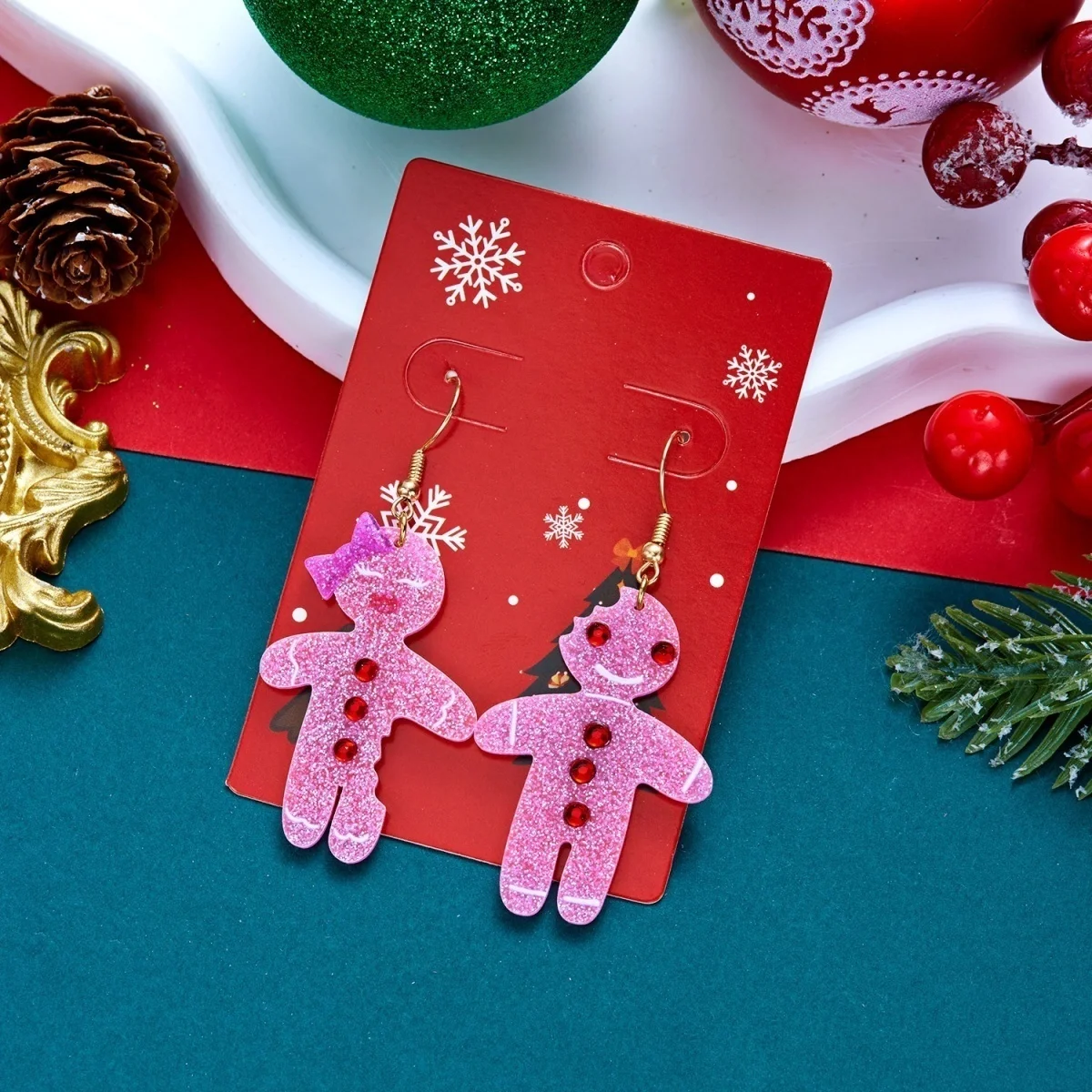 Lustige Ohrstecker mit simulierten Perlen und Weihnachts-Lebkuchenmann-Motiv für Damen, kreative Acryl-Ohrringe mit winkenden Lebkuchen-Männchen, Schmuck – Detail 34