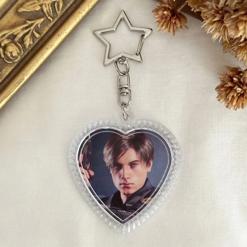 Llavero Hecho a Mano de Leon Kennedy de Resident Evil 2 Remake, Llavero Acrílico de Personaje de Videojuego, Regalo Perfecto para los Fans de Leon
