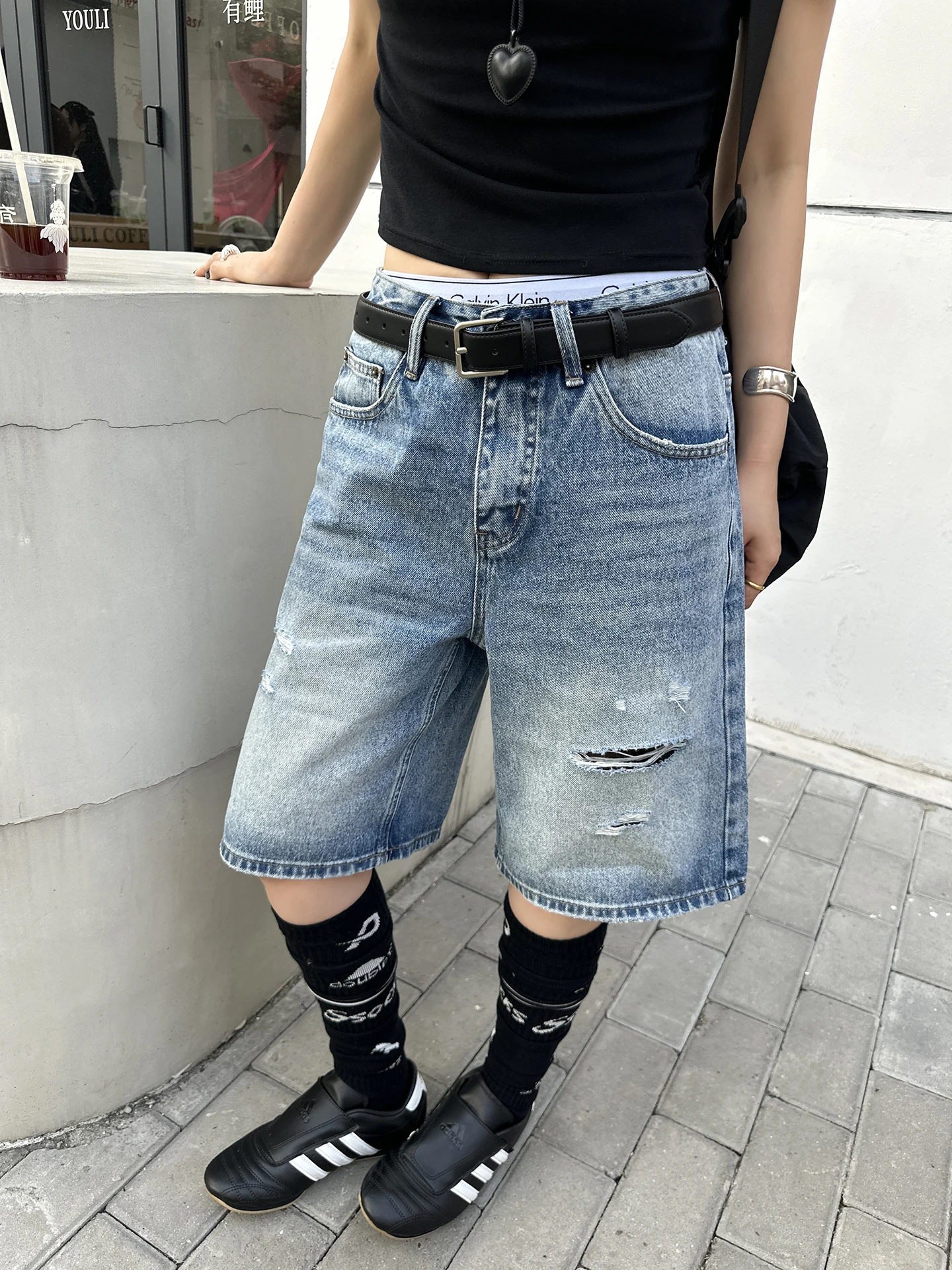 

Summer 2026 Women's Vintage Ripped Light Blue Denim Shorts Loose Straight Leg Five-Point Pants Natural Waist Zipper Closure