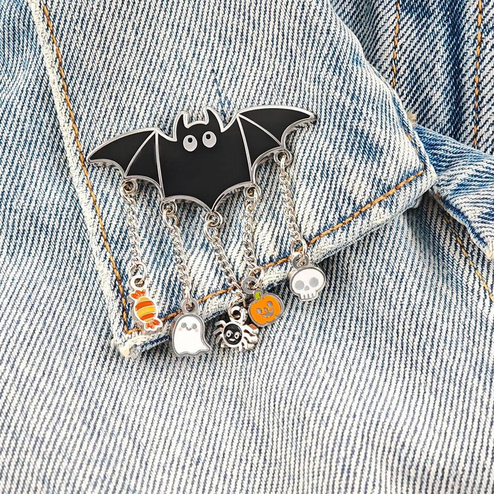Pin esmaltado de Halloween con - Embroidery Gothic reseña y precio