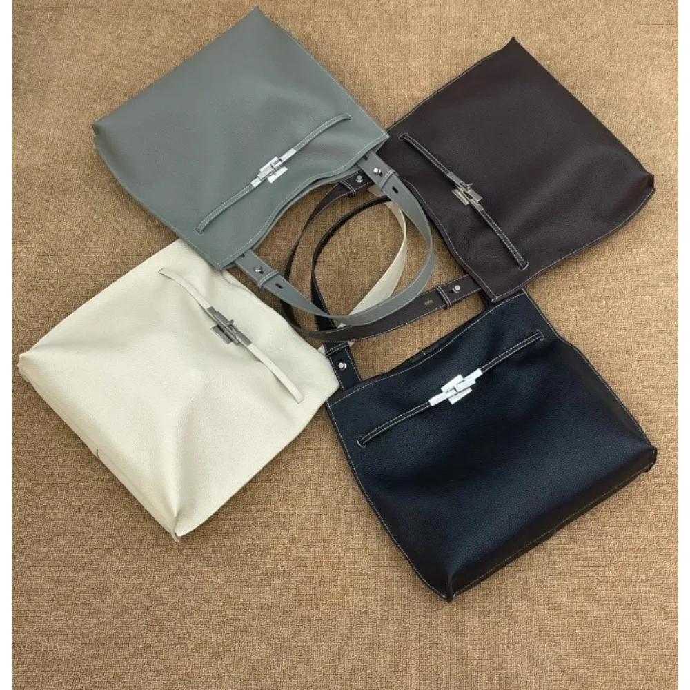 

Women's 2026 New Versatile Messenger Fashion Texture Unique Exquisite Handbag Small Bag Design Sense Niche Spring and Summer