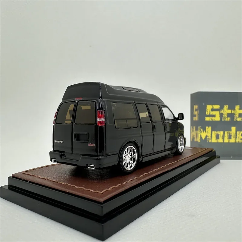 GOC 1:64 GMC Black limited 800 Diecast Model Car