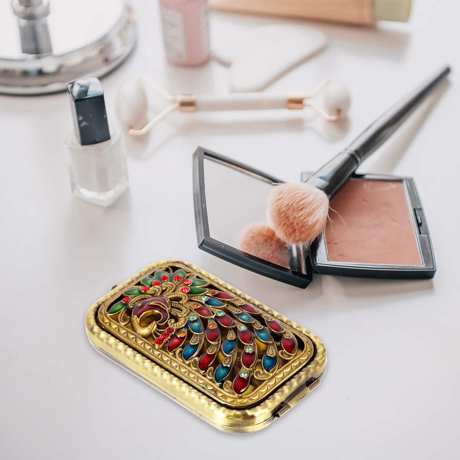 両面メタルメイクアップミラー ポータブル コンパクト 折りたたみデザイン ヴィンテージ彫刻パターン付き 旅行用 女性用 両面