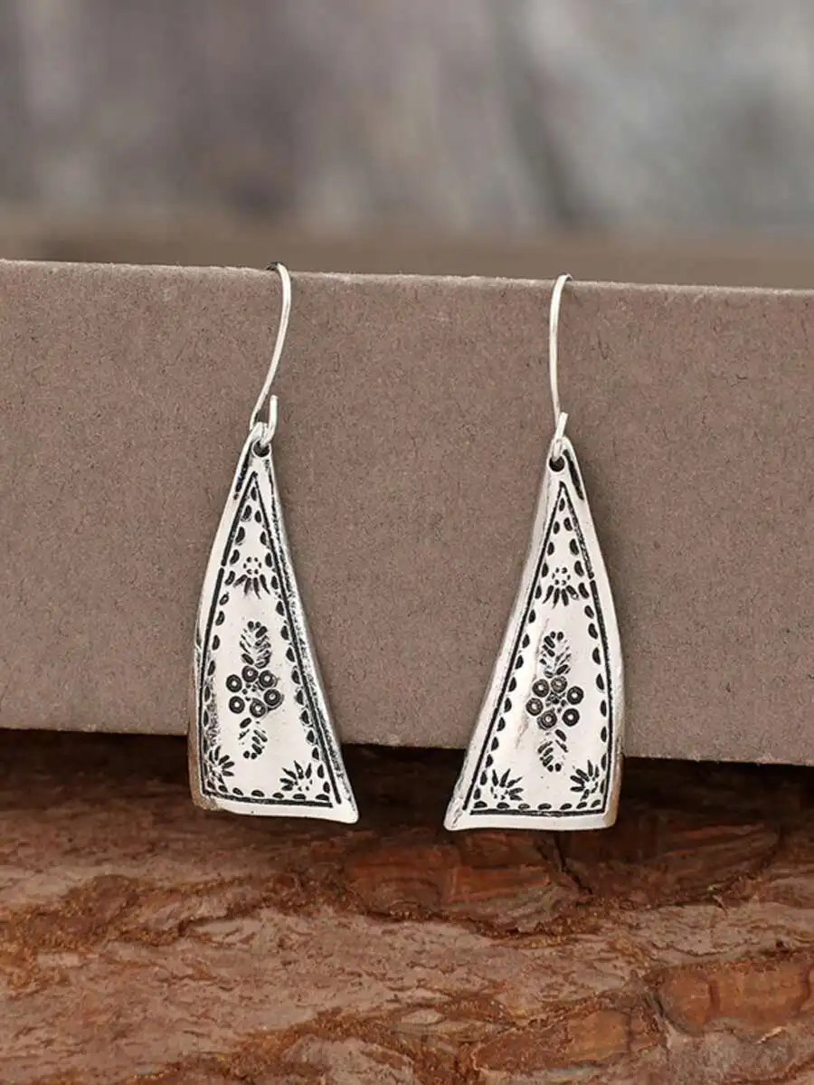 

1 Pair Fresh Engraved Triangular Metal Earrings