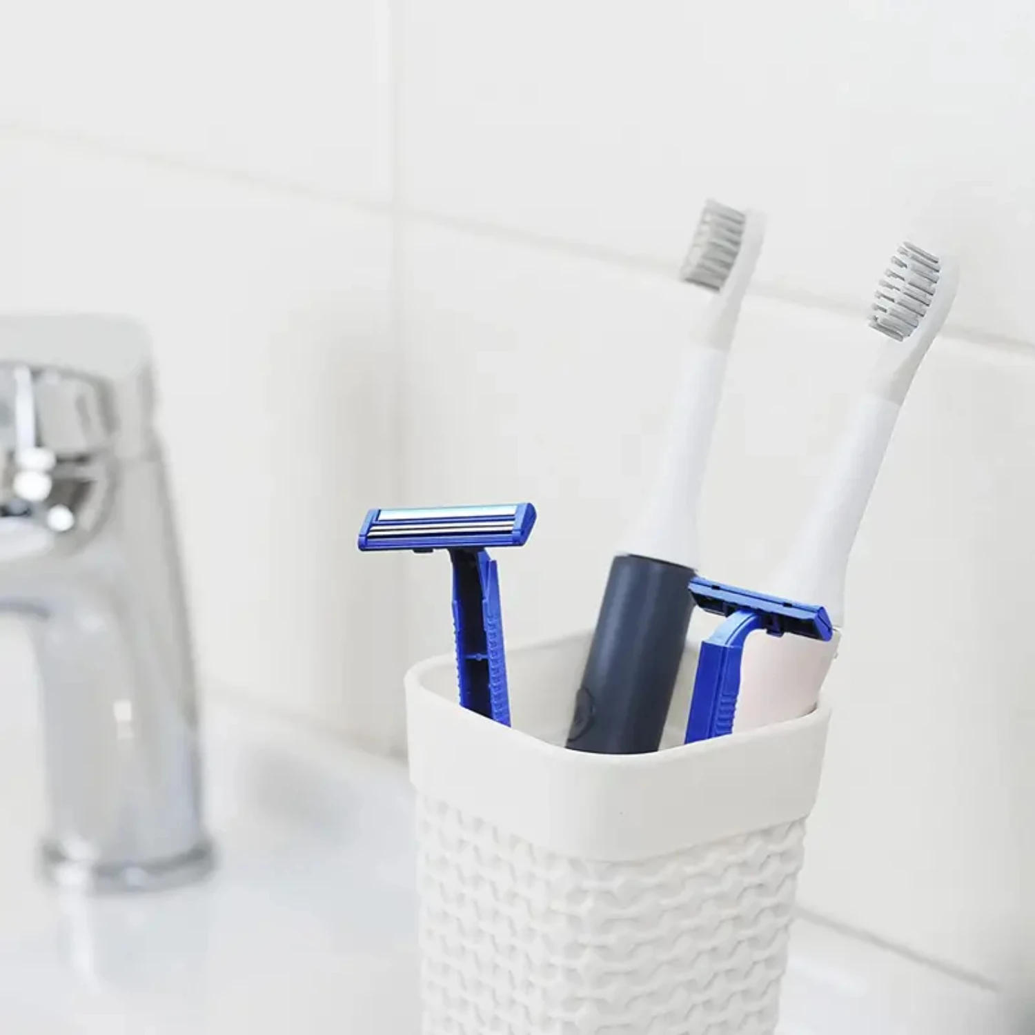 Массовые одноразовые бритвы с защитными крышками для ножей, удобные в индивидуальной упаковке, идеально подходят для отелей и переоборудования.