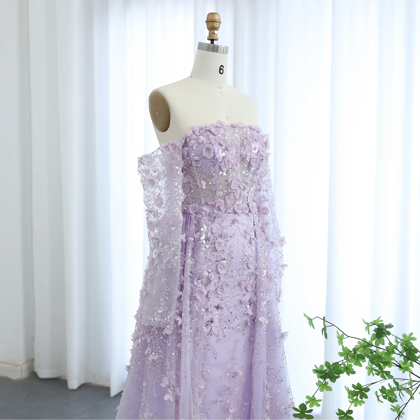 Sharon Said 3D-Blumen-Flieder-Luxus-Abendkleid aus Dubai mit Überrock in Flieder für arabische Frauen, Hochzeitsfeierkleid SS352, maßgeschneidert – Detail 27