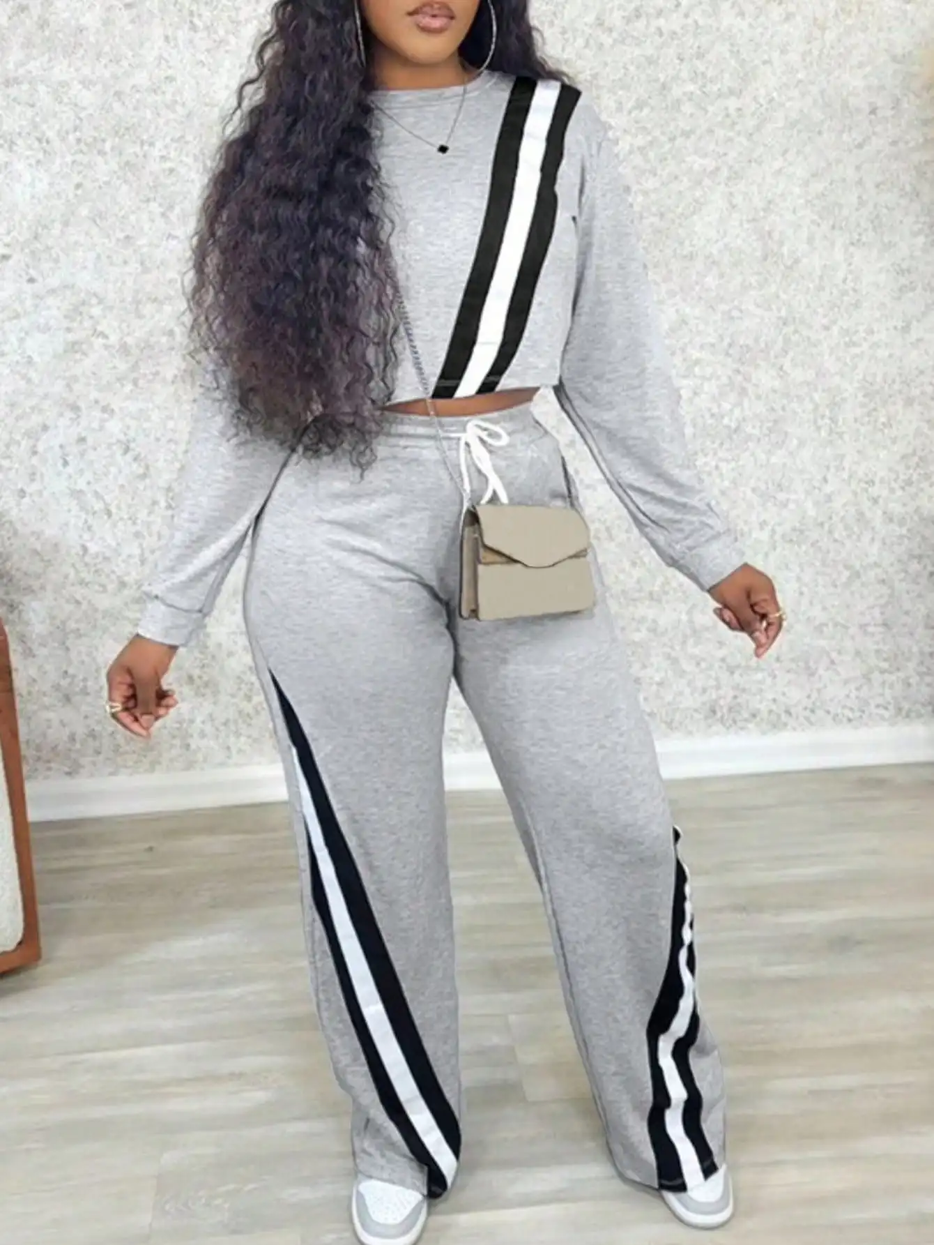 

Женский серый полосатый комплект для отдыха из двух предметов: укороченный топ с длинным рукавом и брюки с широкими штанинами, повседневный осенний наряд