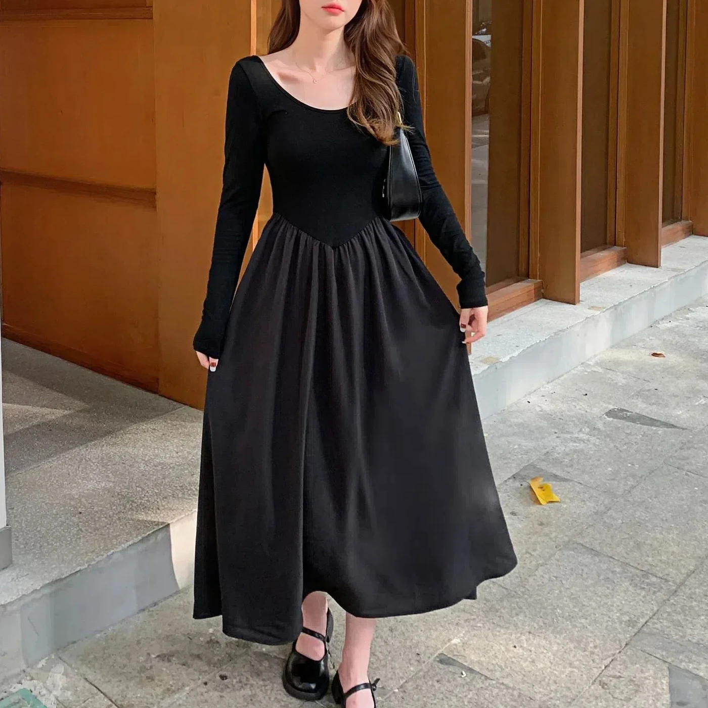 Slightly fat temperament thin lady inside with MIDI dress autumn and winter new large size round neck splicing black dress