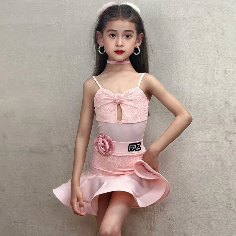 สีชมพูเชือกแขวนคอดอกไม้เต้นรําละตินชุดสองชิ้น,ชุดการแสดงระดับมืออาชีพสําหรับสาวๆ,ชุดเต้นรําละติน,ชุดฝึกซ้อมระดับไฮเอนด์