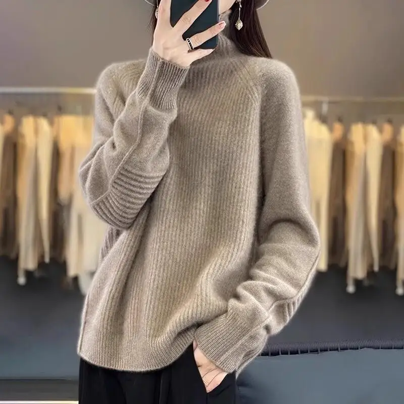 Sweater setengah turtleneck wanita 2025 musim dingin baru, atasan rajutan longgar, kaos dalaman kasual simpel bertemperamen, pullover tebal