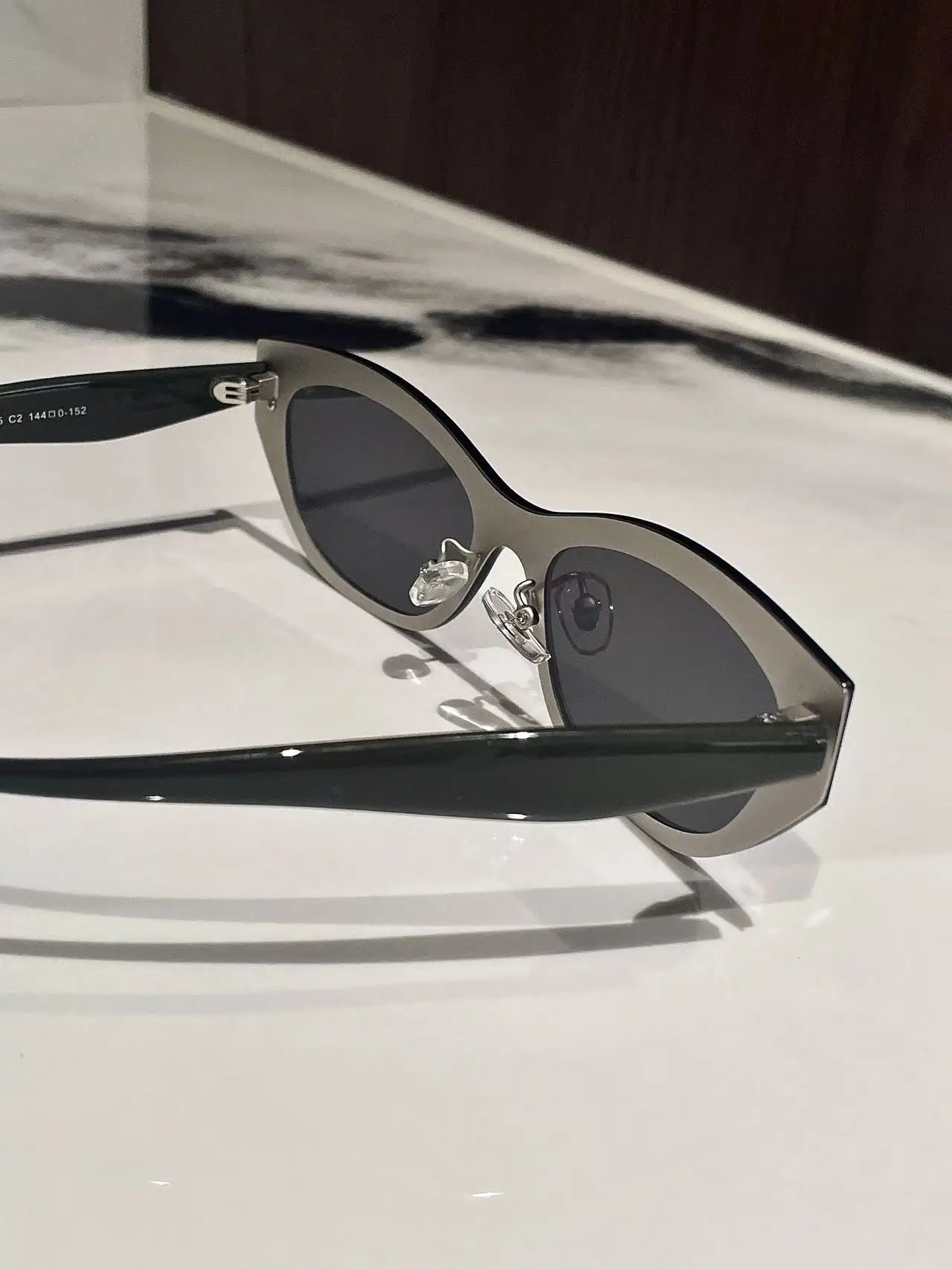 Nuovi occhiali autunnali e invernali Occhiali da sole da uomo firmati Moda Casual Occhiali da sole neri alla moda Occhiali con fascino neutro