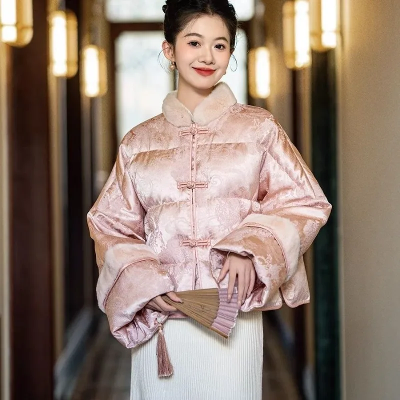 

Женская зимняя модная куртка в китайском стиле на пуговицах с наполнителем из белого утиного пуха. Новая куртка-пуховик в китайском стиле с жаккардовым узором из меха норки.