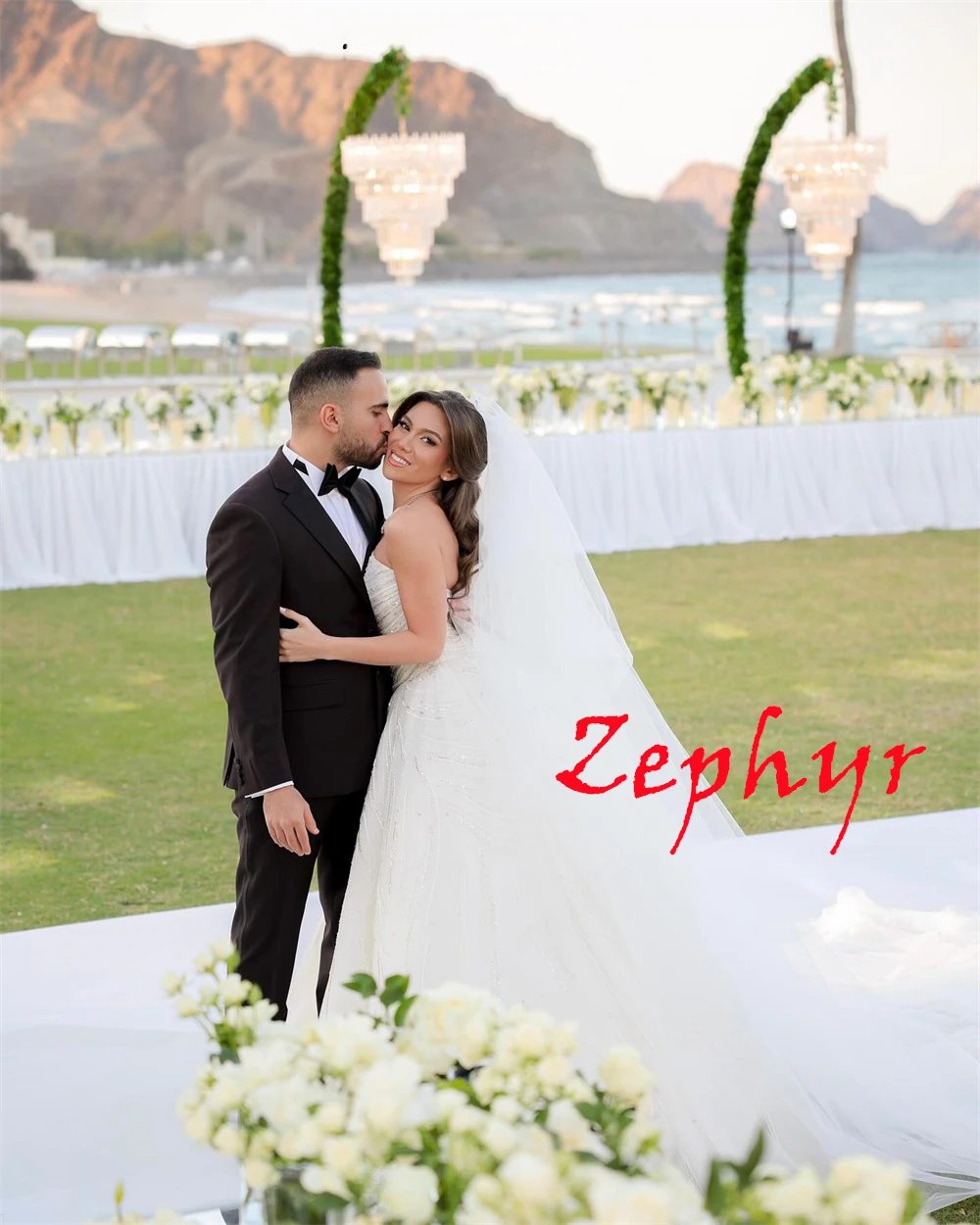 カスタマイズされた絶妙なホワイトチュールのウェディングドレスエレガントなストラップレスノースリーブブライダルドレスチャペルトレインジッパーバックドレス