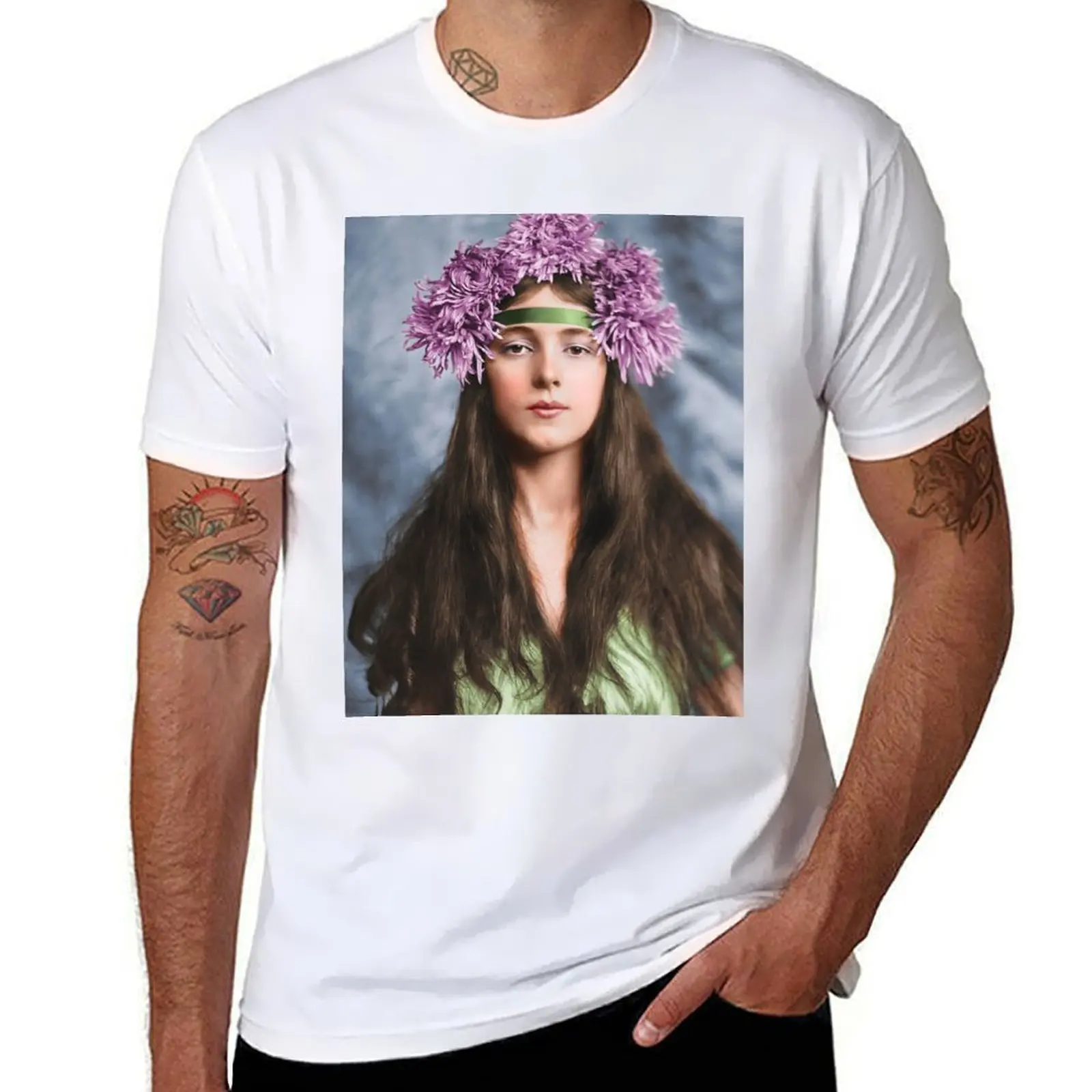 

Evelyn Nesbit with Chrysanthemums on her head - Restored and colorized old photo from 1901. T-Shirt