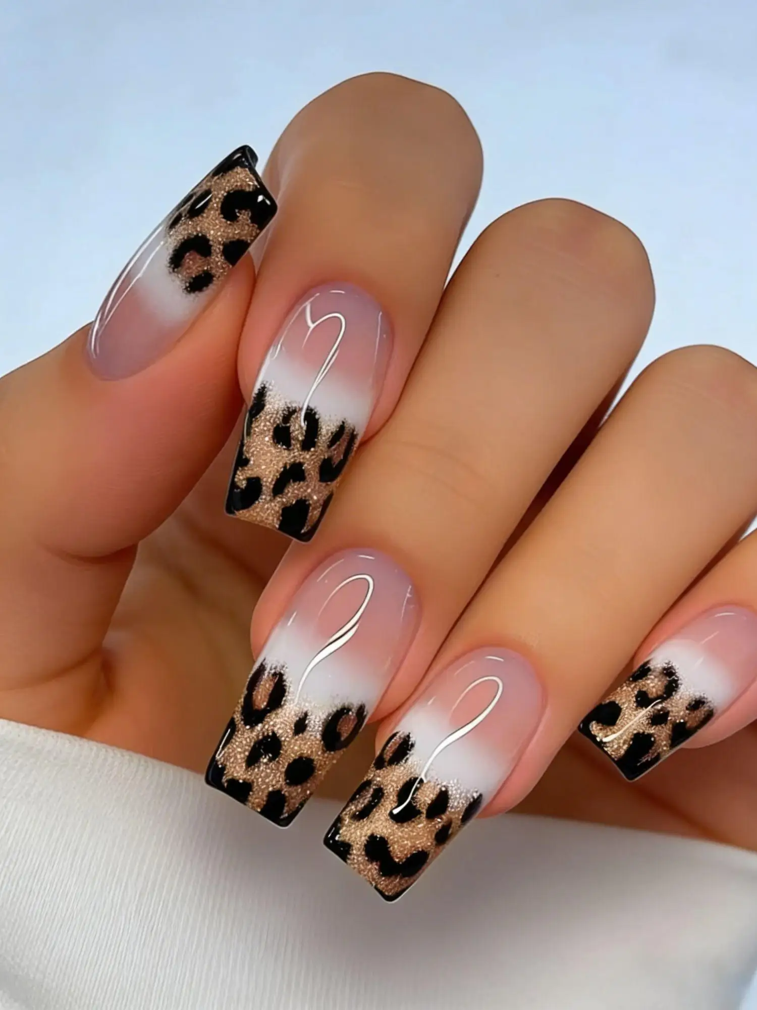 24 قطعة من الأظافر الصناعية متوسطة الطول بتصميم فرنسي أحمر مع قلوب، أظافر مزيفة قابلة للتركيب مع أحجار الراين، أطراف أظافر كاملة قابلة للفصل