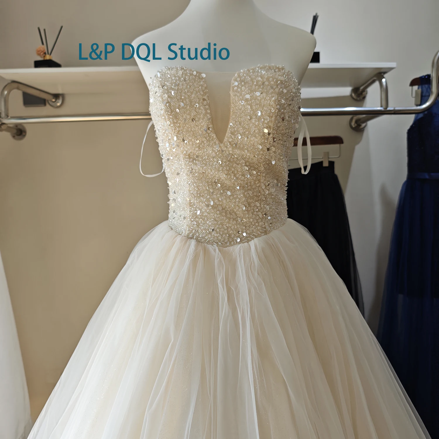 L&P DQL スタジオ ウェディングドレス ハイウエスト ボールガウン ブライダルガウン ライトシャンパン シャイニング ビーズ スパンコール レースアップバック