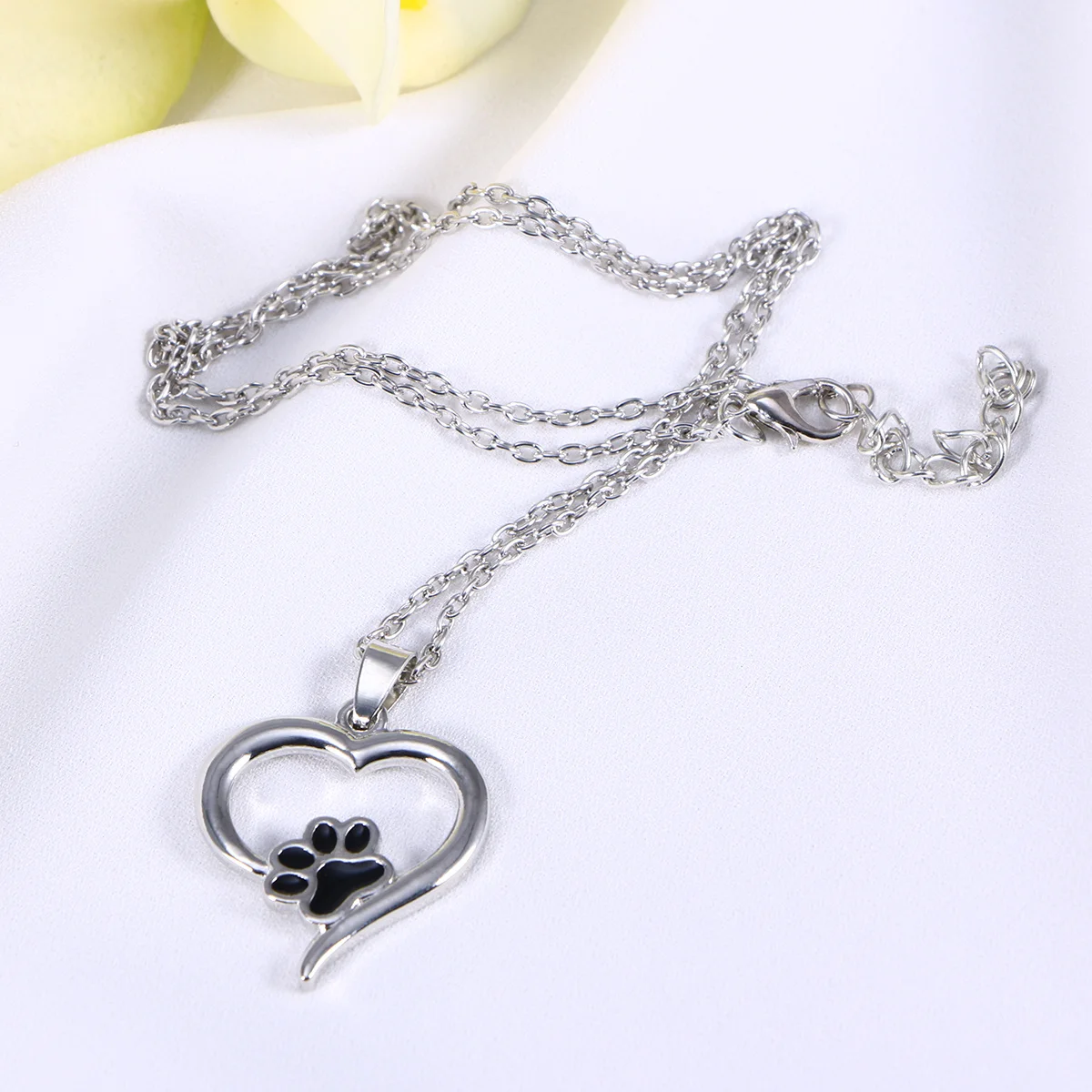 

Pet Puppy Necklace Heart Pendant Alloy Dog Paw Design Necklace for Special Occasions Photo Taking Pet Jewelry Pet's Jewelry