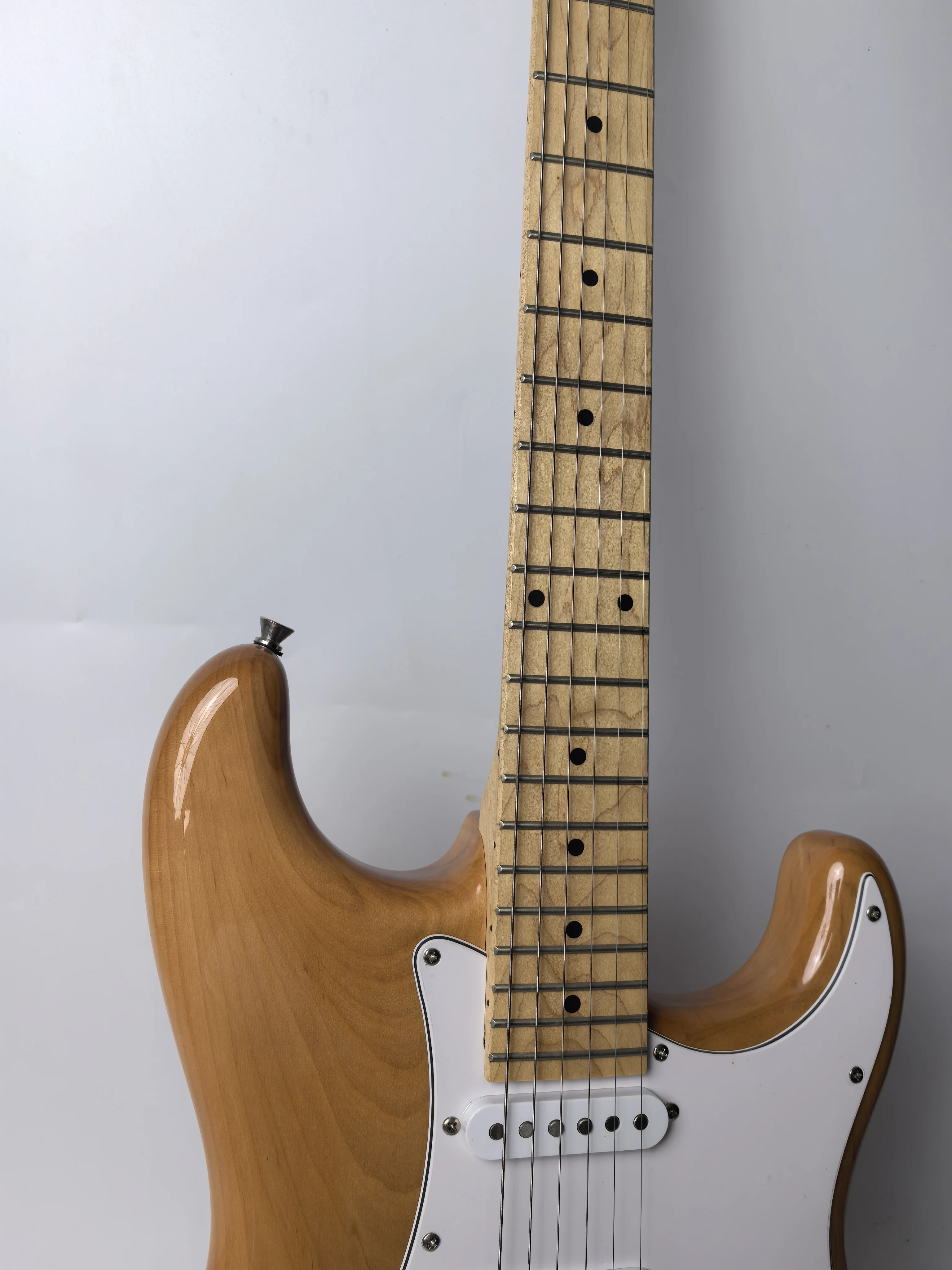 Factory direct sales, wood color 6-string electric guitar, pearl white board, alder wood body, orders can be shipped.