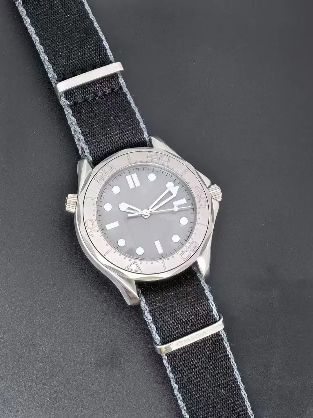 ساعة ميكانيكية أوتوماتيكية فاخرة للرجال 904L من الفولاذ المقاوم للصدأ باللون الذهبي والأخضر والسيراميك وحزام مطاطي من الياقوت حسب الطلب