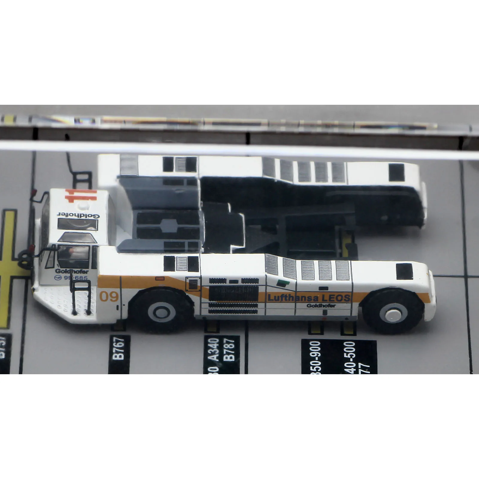 GSE2AST105 Lufthansa LEOS Push Back Tow JC Wings GSE 1:200 Alloy Collectible Towbarless Tractor Diecast model