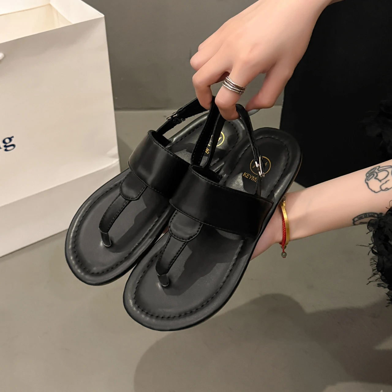 2025 صيف جديد مصمم الصنادل الجلدية للنساء بلون موضة عادية فليب يتخبط امرأة مشبك صندل بتصميم روماني حذاء امرأة